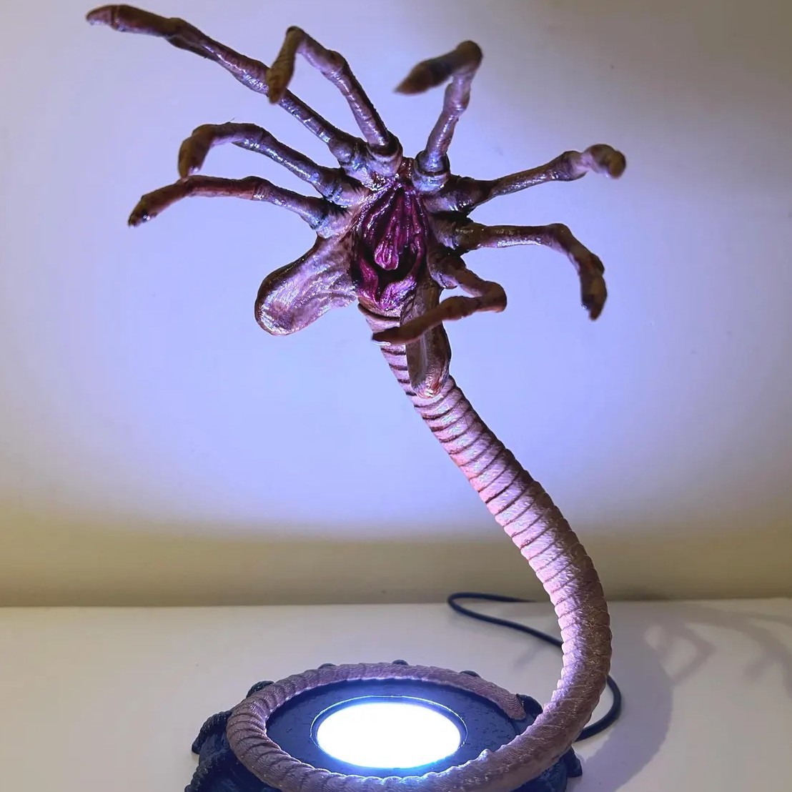 Alien Facehugger Lamp Nightlig - مراجعة Home Decor Light وسعره
